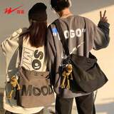 双星单肩包男大容量斜挎包女帆布初高中大学生上课包 咖啡色【带青蛙挂件】