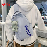 双星斜挎包男单肩包大容量学生上课休闲包防泼水运动胸包小背包 蓝色【带无脸熊玩偶挂件】