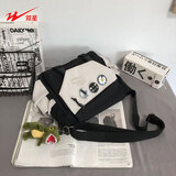 双星斜挎包男潮牌日系单肩背包女休闲百搭帆布包大容量邮差包 黑配白色+勋章+恐龙