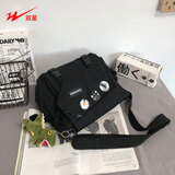 双星斜挎包男潮牌日系单肩背包女休闲百搭帆布包大容量邮差包 黑色+勋章+恐龙