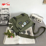 双星斜挎包男潮牌日系单肩背包女休闲百搭帆布包大容量邮差包 绿色+勋章+恐龙