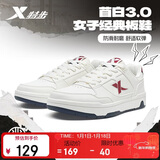 特步女鞋运动鞋板鞋子女冬季保暖防滑耐磨2025新款小白鞋休闲鞋学生