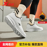 特步运动鞋男鞋跑步鞋冬季加绒皮面防水轻便减震休闲慢跑鞋棉鞋白色