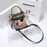 CHIKR&KRIR 小&ck女包小熊涂鸦水桶包包女时尚洋气圆筒包单肩斜挎小包 小熊涂鸦黑色