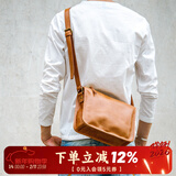 玩累了的孩子！经典系列 ！潇洒行走 手工头层牛皮单肩男士斜挎包休闲 卡其色(C08) 小号