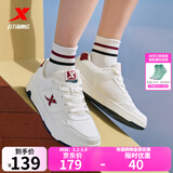 特步板鞋小滑板女休闲时尚滑板鞋新款潮搭女防水足底支撑女鞋轻便女鞋 帆白/深枣红 37