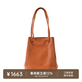 裘真008水桶包女斜挎通勤大容量真皮复古小众植鞣牛皮包包 焦糖色-小号 暂不预售