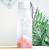 卡西菲kaxifei（KAXIFEI）运动水杯简约麋鹿塑料杯小仙女学生清新森系可爱防摔耐高温杯子 渐变灰色麋鹿 +杯刷 560ml