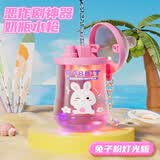 爱吃鱼（aichiyu）儿童整蛊奶瓶灯光小水枪滋呲喷按压水枪男女孩戏玩水洗澡沐浴玩具