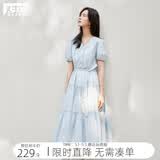 对白度假风浪漫V领连衣裙女2026夏季新款小个子收腰显瘦A字蛋糕裙 浅冰蓝 M