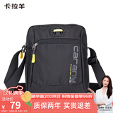 卡拉羊休闲运动包单肩包斜挎包男士帆布包超轻竖款潮流胸包旅行便携黑色