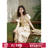 谜秀法式碎花连衣裙女2026夏季新款V领度假风设计感收腰温柔长裙子 杏底红花 L
