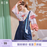 两三事 鸢尾絮语 2025春季新款印花丝带装饰单边背带裤女 牛仔蓝 L
