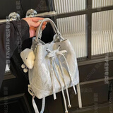 途尊薄荷曼波绿双肩包包女式2024新款潮韩国水桶包百搭ins单肩腋下包 银色 带挂件白色长腿云朵