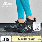 特步（XTEP）两千公里五代跑步鞋男减震回弹轻便透气秋季防泼运动鞋男训练跑鞋 黑/碧空蓝/宁静蓝【闪电】 43 脚长27cm( 新法码43)