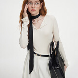 范思蓝恩秋季V领套头百搭长袖针织T恤女秋季2024新款通勤修身针织衫上衣 奶杏色 XS