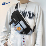 回力胸包男潮牌工装斜挎包男士背包ins潮小包个性百搭运动腰包男生 黑色【徽章4个+太空人挂件】