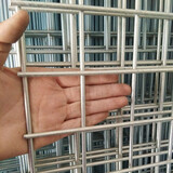 中诺九城 铁丝网围栏 镀锌电焊网片 养殖网小孔钢丝防护栏网养鸡防鼠网 5*5厘米孔*2.8毫米粗/1×2米一张