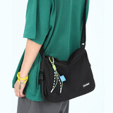 牧瑾斜挎包男潮牌单肩包女韩版简约纯色休闲学生挎包大容量ipad平板包 黑色（带登山扣挂饰）