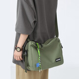 牧瑾斜挎包男潮牌单肩包女韩版简约纯色休闲学生挎包大容量ipad平板包 绿色（带登山扣挂饰）