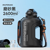恩尔美（nRMEi）吨杯吨桶运动水杯超大容量男健身Tritan茶水分离耐高温水壶杯子 【提绳背带/双饮-磨砂黑】2600ml