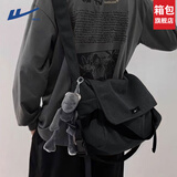 回力斜挎包男款通勤邮差包大容量单肩包男生背包大学生休闲帆布电脑包 黑色【灰色青蛙挂件】