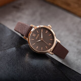 聚利时新品简约小巧圆形表盘复古皮带女士石英手表高中学生防水腕表1070 E棕色 +镜子+备用电池2 29mm