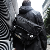 Likros 单肩包男新款潮流邮差包休闲旅行运动背包男士单肩斜挎包死飞包学生个性书包 黑色布料