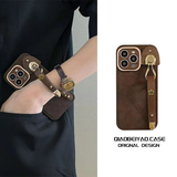 途兮 轻奢山茶花腕带适用苹果15promax手机壳新款高级感14pro创意小众12/13全包高档女款16pro保护套 棕色金属框+山茶花腕带 iPhone 15pro