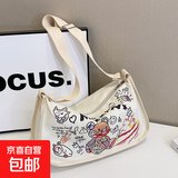 日系卡通帆布包新款小众设计可爱上课单肩百搭马鞍包斜饺子包 涂鸦熊 米白色/ 小包