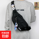 斜挎包男款潮牌男士背包腰包运动单肩包手机男女生小挎包防水胸包 黑色【送2个徽章+太空人挂件】