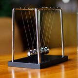 鸣欧（MINGOU）办公桌装饰品牛顿摆件撞球创意家居办公书房书桌学生教师礼物礼品 中号18*12*18cm