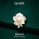 Qlady山茶花胸针高档女轻奢淡水珍珠胸花防走光丝巾扣母亲节生日礼物