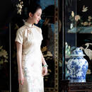 一城风絮桃韵绮罗丨原创设计丨米色醋酸缎桃子绣花四分袖全开襟长旗袍 米色醋酸缎绣花旗袍 S