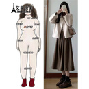 艾美琦美（AIMEIQIMEI）大码女装秋季2025新款小香风韩剧穿搭三件套显瘦180斤连衣裙套装 杏色外套+咖色打底+咖色裙 2XL [建议140-160斤]