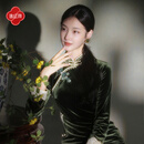 逸紅顔（E.Beauty）岁斓2025冬新品影视剧明星同款弹力丝绒手工钉珠高定旗袍女 云杉绿 L