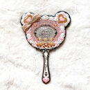 花知晓甜心小熊手持随身化妆镜子女生可爱便携手拿镜化妆品正品 【甜心小熊系列】奶油粉的镜子 1件