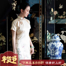 一城风絮桃韵绮罗丨原创设计丨米色醋酸缎桃子绣花四分袖全开襟长旗袍 米色醋酸缎绣花旗袍 S