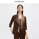 娜尔思（NAERSI）【三醋酸】NAERSI娜尔思可拆丝带领西装外套/长裤套装26夏季新款 灰橙色-上装 L