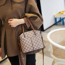 【夏季爆款】经典大容量水桶包斜挎单肩包百搭手提包女 卡其色【大号】