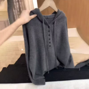 【商场品质】秋冬韩系连帽纽扣设计长袖针织衫女通勤保暖大码上衣 灰色 L 【建议120-150斤】