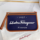【二手99新 】未使用 Ferragamo菲拉格慕深蓝色帆布拼皮手拿包信封包钱包手包洗漱包男女同款原价7800奢品 菲拉格慕 深蓝色帆布拼皮手拿包 29*19*7  cm