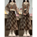 雪妃蓝琪（XUEFEILANQI）秋冬连衣裙女装2025新款学院风针织毛衣套装裙子小个子小香风穿搭 奶咖色上衣+咖色格子裙 M 【建议80-100斤】