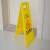 正在清洁小心地滑警示牌a字卫生间提示标识指示牌打扫清扫进行中 注意安全