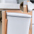普利赛拉 壁挂式垃圾桶卫生间悬挂垃圾桶 9升白色-有盖+挂钩+刮板+无痕贴