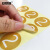 安赛瑞 数字标签纸 不干胶号码编号贴 月份餐厅桌台号贴纸Φ30mm180枚 数字2 橘黄色 2K00353