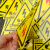 有电危险警示贴纸当心触电标识牌三角形电力安全标志机械设备标签 注意高温[1张装] 8x8cm