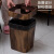 鸣固 复古仿木纹垃圾桶纸篓塑料压圈 方形木纹（14L）