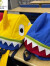 酷奇袋鼠（KUQIDAISHU）大学生鲨鱼书包幼儿园书包小学生春游背包双肩包卡通可爱儿童包 黄色大号高30cm防走失绳+胸