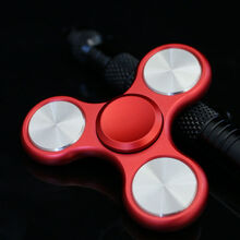 指尖陀螺超长时间高速三角三叶金属绝版小学生成人解压玩具 红色泄密者(超平稳不抖动)